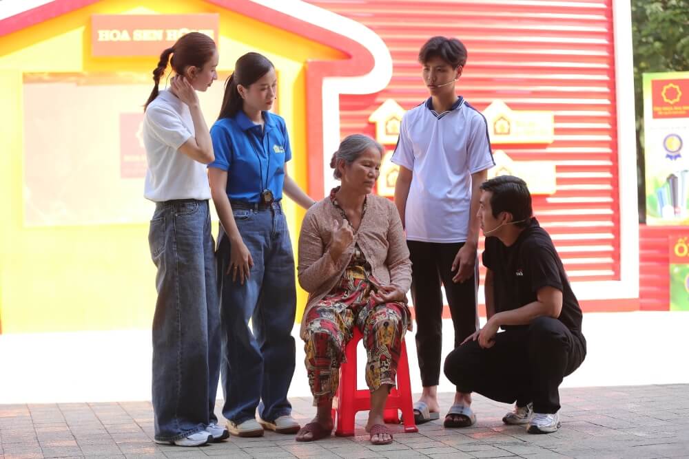 Tờ tiền 10.000 đồng – kỷ vật cuối cùng mẹ để lại cho cô bé mồ côi khiến Lâm Vỹ Dạ và Hà Thu khóc nghẹn