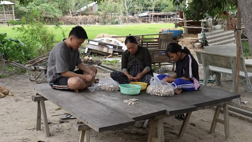 Xúc động trước nghị lực của người anh 23 tuổi gồng gánh nuôi hai em sau khi cha mẹ qua đời