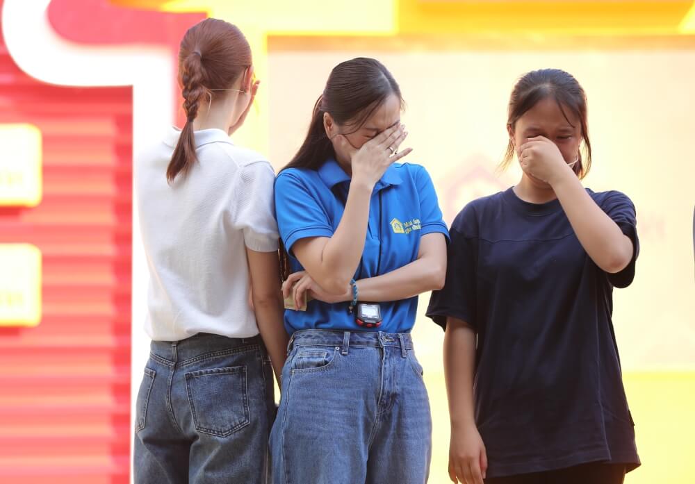 Tờ tiền 10.000 đồng – kỷ vật cuối cùng mẹ để lại cho cô bé mồ côi khiến Lâm Vỹ Dạ và Hà Thu khóc nghẹn