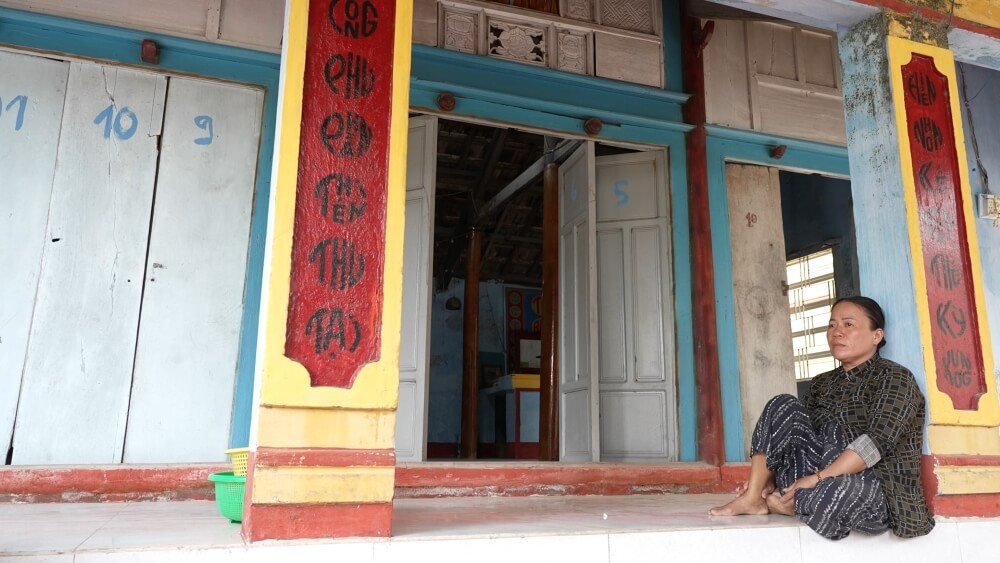 Xúc động trước nghị lực của người anh 23 tuổi gồng gánh nuôi hai em sau khi cha mẹ qua đời