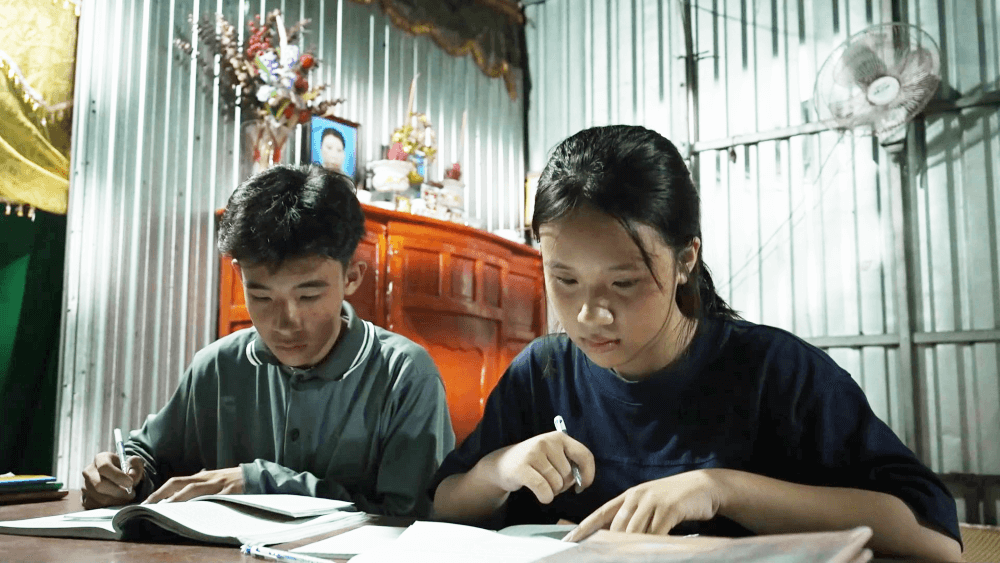 Tờ tiền 10.000 đồng – kỷ vật cuối cùng mẹ để lại cho cô bé mồ côi khiến Lâm Vỹ Dạ và Hà Thu khóc nghẹn