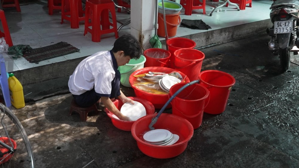 Dương Hồng Phúc tặng hết cát-xê, Kim Duyên và Thành Đạt trích tiền túi tặng các em nhỏ mồ côi