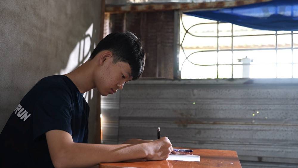 Mái ấm gia đình Việt: Dương Hồng Phúc, Mỹ Lệ và Đạt Long Vinh trích tiền túi tặng trẻ em mồ côi
