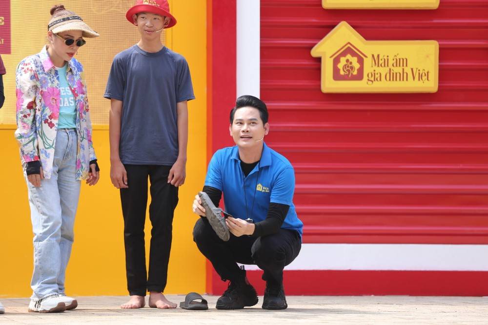 Mái ấm gia đình Việt: Dương Hồng Phúc, Mỹ Lệ và Đạt Long Vinh trích tiền túi tặng trẻ em mồ côi