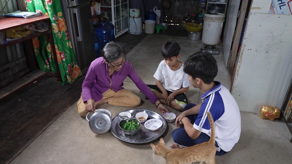Dương Hồng Phúc tặng hết cát-xê, Kim Duyên và Thành Đạt trích tiền túi tặng các em nhỏ mồ côi