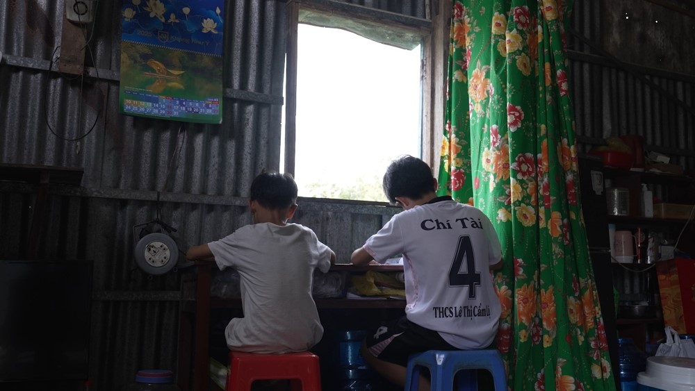 Dương Hồng Phúc tặng hết cát-xê, Kim Duyên và Thành Đạt trích tiền túi tặng các em nhỏ mồ côi