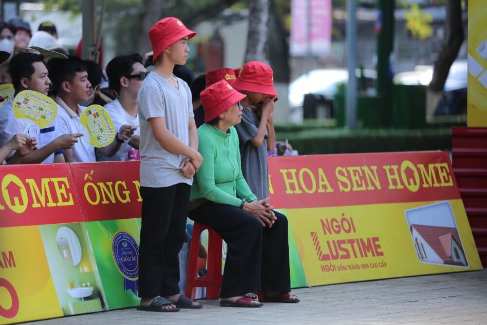 Dương Hồng Phúc tặng hết cát-xê, Kim Duyên và Thành Đạt trích tiền túi tặng các em nhỏ mồ côi