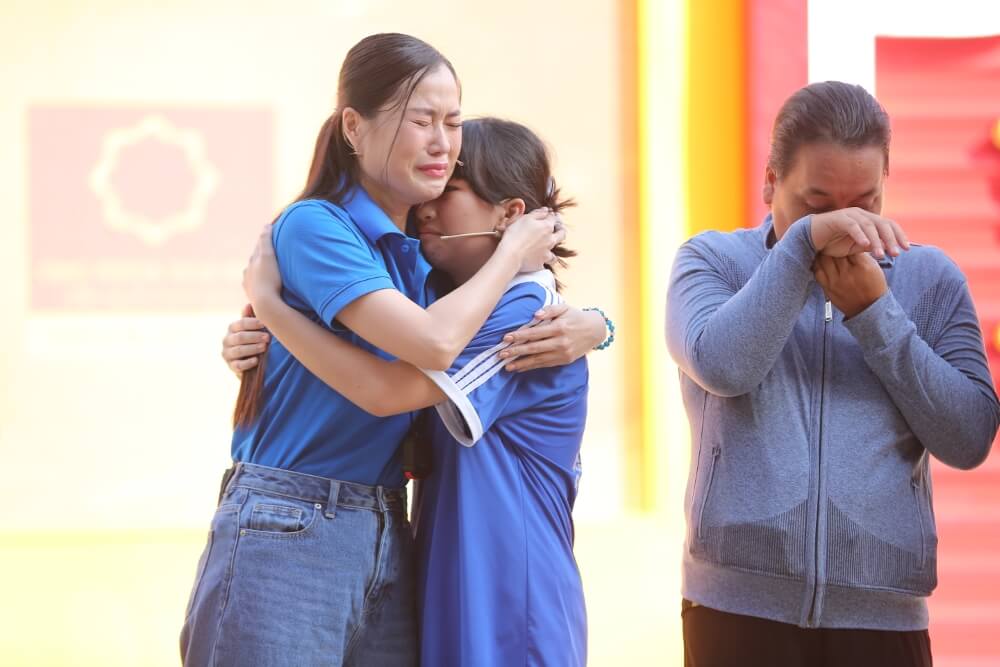 Lâm Vỹ Dạ khóc nức nở: Con tôi 14 tuổi nhưng chưa bao giờ tôi dám để con ở một mình trong nhà