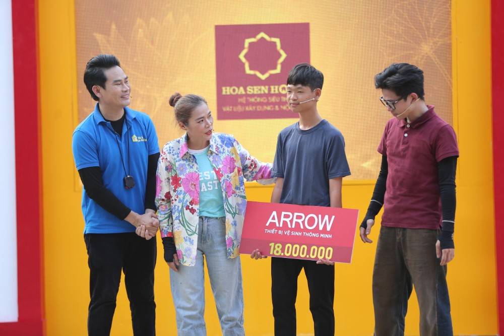 Mái ấm gia đình Việt: Dương Hồng Phúc, Mỹ Lệ và Đạt Long Vinh trích tiền túi tặng trẻ em mồ côi
