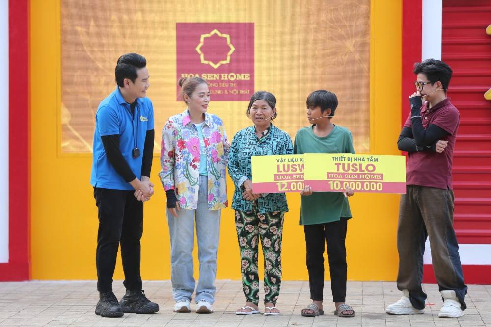 Mái ấm gia đình Việt: Dương Hồng Phúc, Mỹ Lệ và Đạt Long Vinh trích tiền túi tặng trẻ em mồ côi