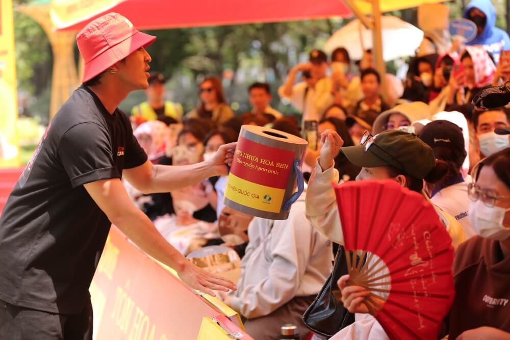 Lâm Vỹ Dạ khóc nức nở: Con tôi 14 tuổi nhưng chưa bao giờ tôi dám để con ở một mình trong nhà