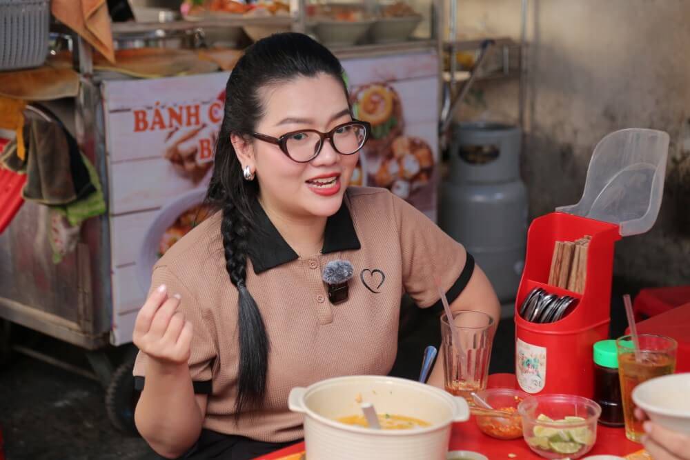 Chen Ru Lu cùng Bỏng Ngô Mario khám phá các quán bánh canh tại quận 5, TP.HCM