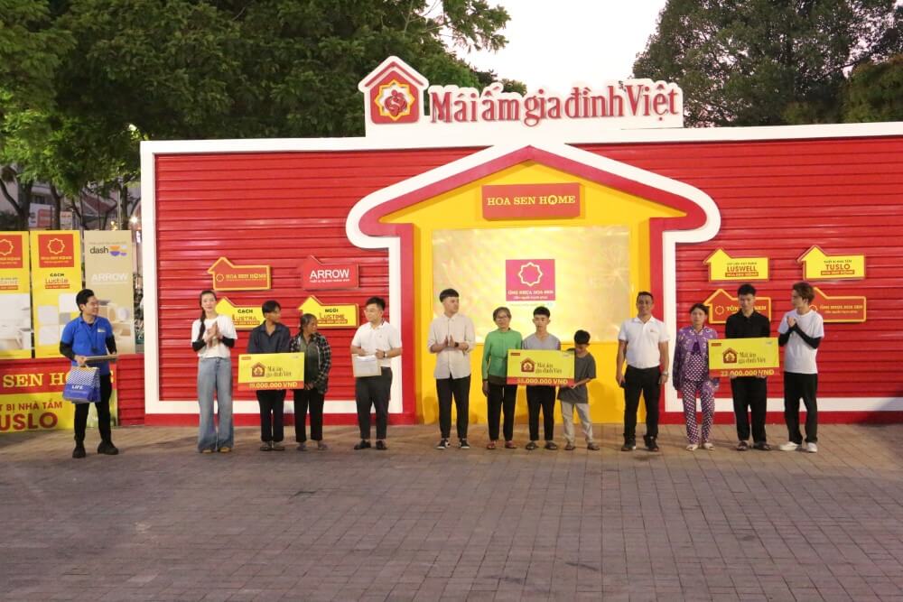Dương Hồng Phúc tặng hết cát-xê, Kim Duyên và Thành Đạt trích tiền túi tặng các em nhỏ mồ côi