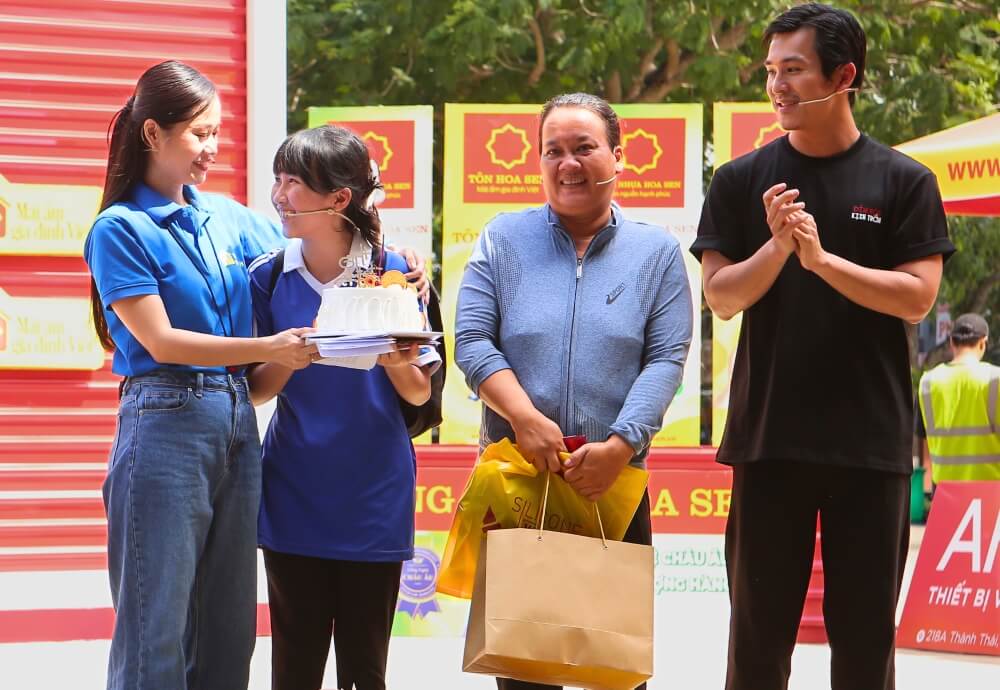 Trương Minh Cường, Nguyễn Quang Hải, vợ chồng BigDaddy và nhiều nghệ sĩ tham gia Mái ấm gia đình Việt tại Bắc Giang
