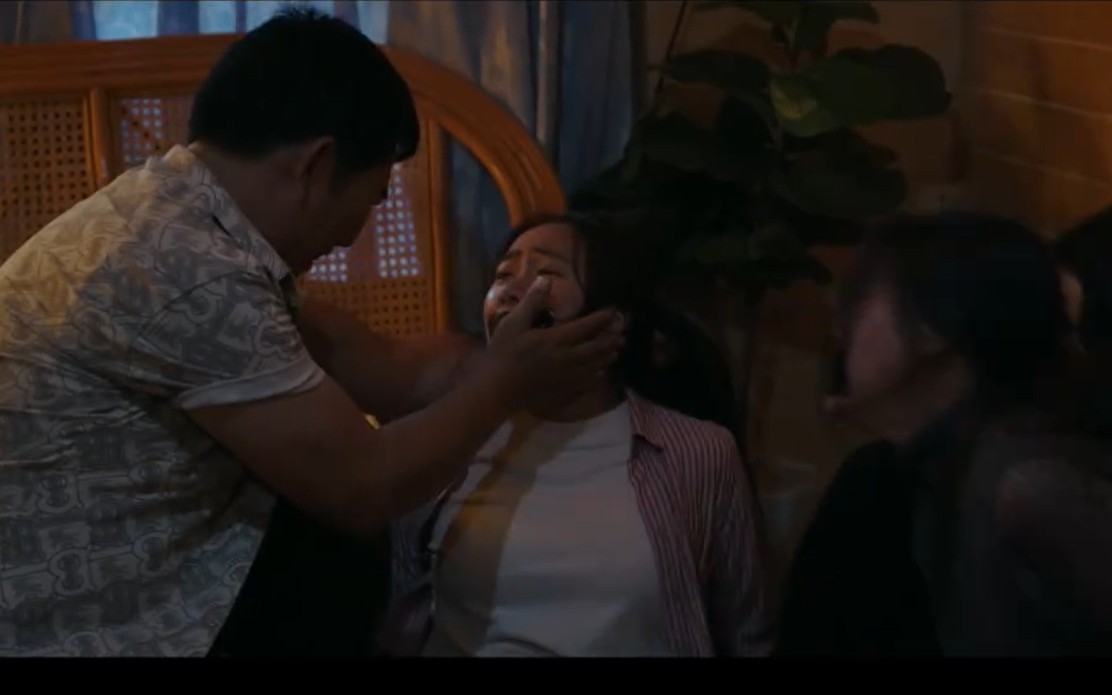 Mẹ biển - Tập 40: Lụa, Bến bị thương nặng, bà Huệ bị bắt vì tội buôn ma tuý