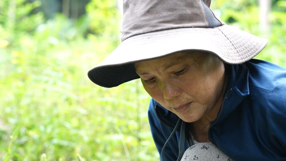 HURRYKNG khóc nức nở trước cô bé 2 lần mất đi cha mẹ do tai nạn giao thông
