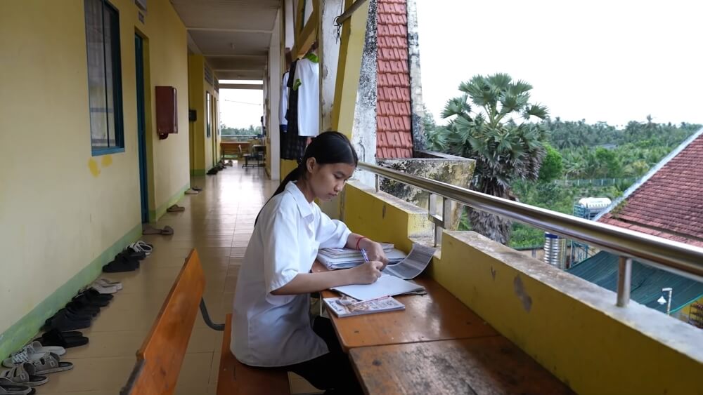 HURRYKNG khóc nức nở trước cô bé 2 lần mất đi cha mẹ do tai nạn giao thông