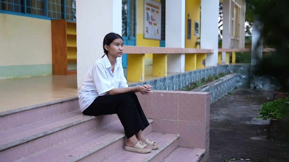 HURRYKNG khóc nức nở trước cô bé 2 lần mất đi cha mẹ do tai nạn giao thông