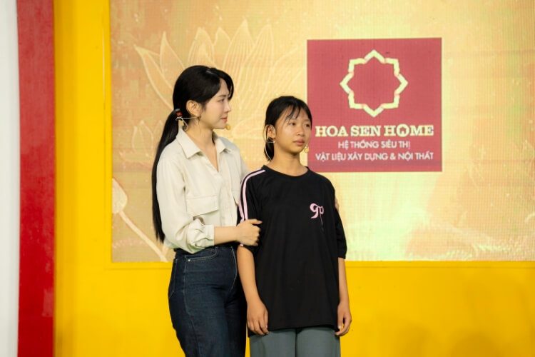 Lê Bống xúc động nhắc về tuổi thơ trong căn tập thể cũ, ngập nước thải đêm 30 Tết