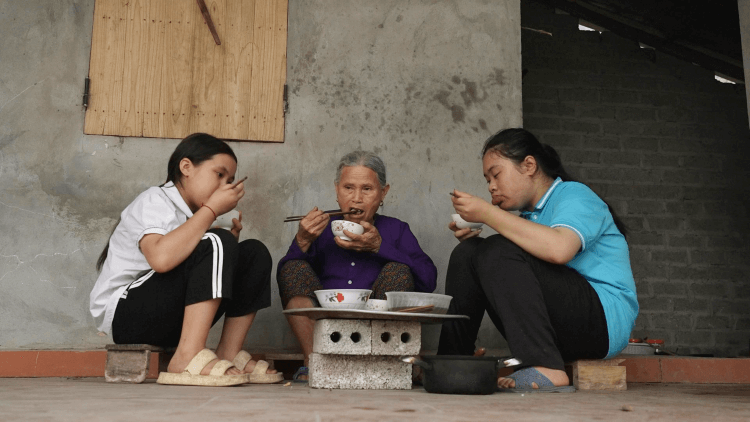 Tuấn Cry kể về tuổi thơ sớm mất cha, từng giận mẹ vì bận rộn công việc