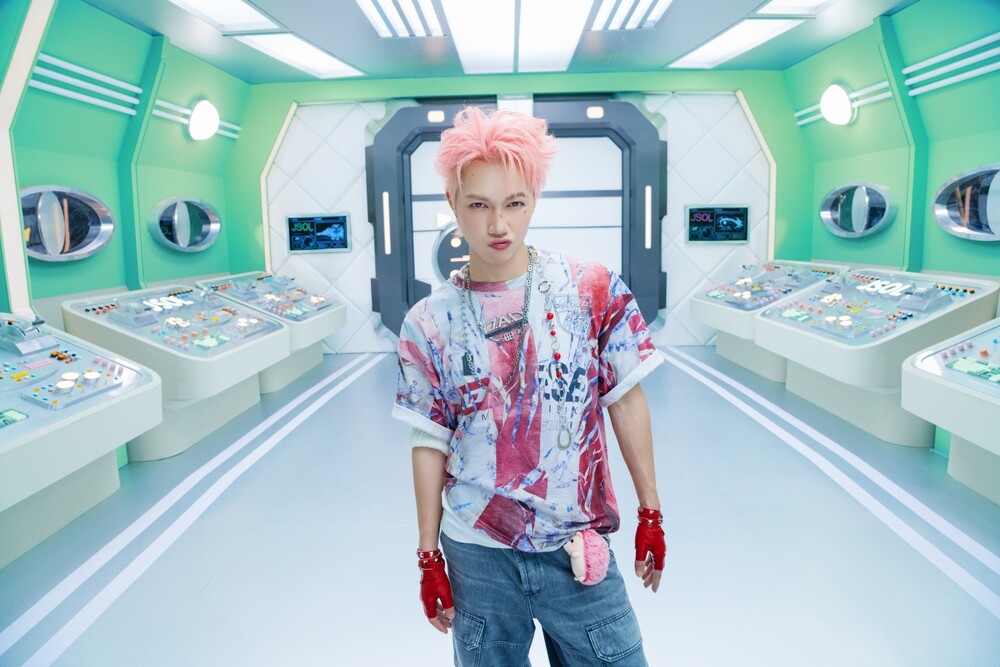 JSOL lột xác với MV “Dán Mắt”, dàn cameo toàn sao “Anh Trai Say Hi”
