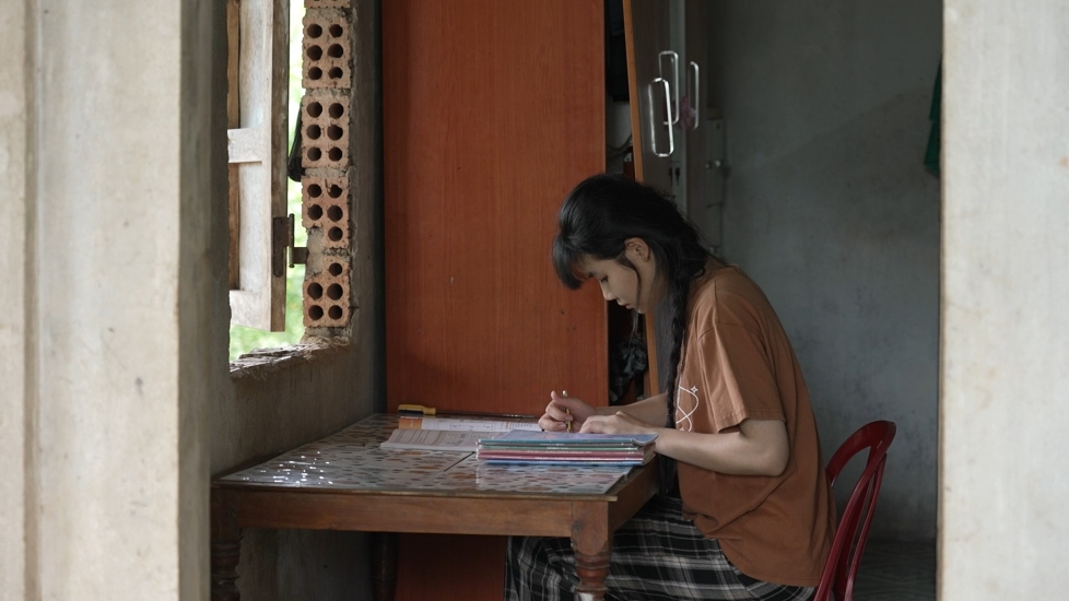 Mai Ngô bật khóc đồng cảm với nỗi đau mất cha từ nhỏ của các em nhỏ mồ côi