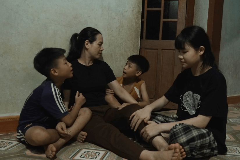 Mai Ngô bật khóc đồng cảm với nỗi đau mất cha từ nhỏ của các em nhỏ mồ côi
