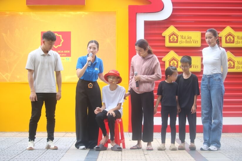 Ngọc Châu, Phan Văn Đức nghẹn ngào trước những em nhỏ mồ côi cha, làm chỗ dựa tinh thần cho mẹ
