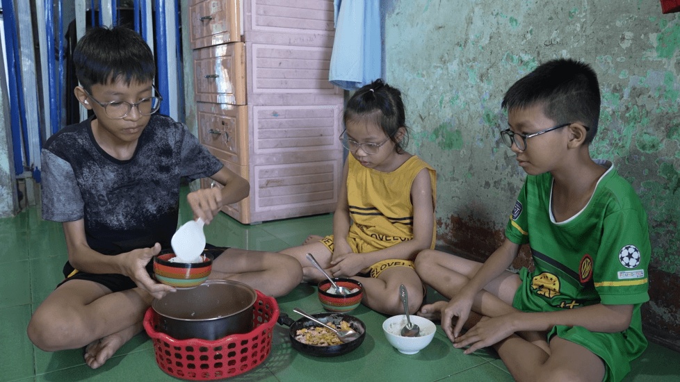 Ngọc Châu, Phan Văn Đức nghẹn ngào trước những em nhỏ mồ côi cha, làm chỗ dựa tinh thần cho mẹ