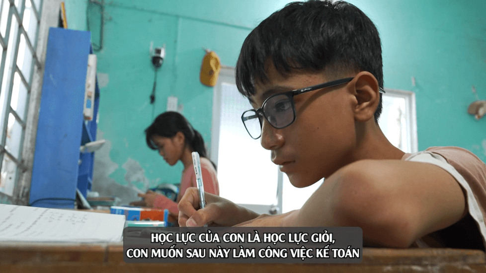 Ngọc Châu, Phan Văn Đức nghẹn ngào trước những em nhỏ mồ côi cha, làm chỗ dựa tinh thần cho mẹ