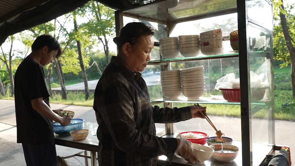 Mai Ngô bật khóc đồng cảm với nỗi đau mất cha từ nhỏ của các em nhỏ mồ côi