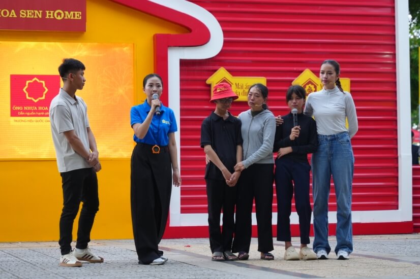 Ngọc Châu, Phan Văn Đức nghẹn ngào trước những em nhỏ mồ côi cha, làm chỗ dựa tinh thần cho mẹ