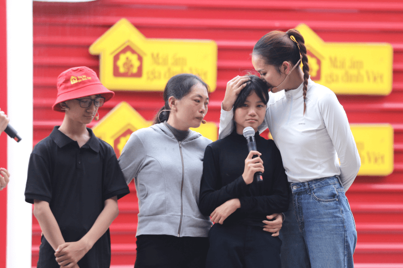 Ngọc Châu, Phan Văn Đức nghẹn ngào trước những em nhỏ mồ côi cha, làm chỗ dựa tinh thần cho mẹ