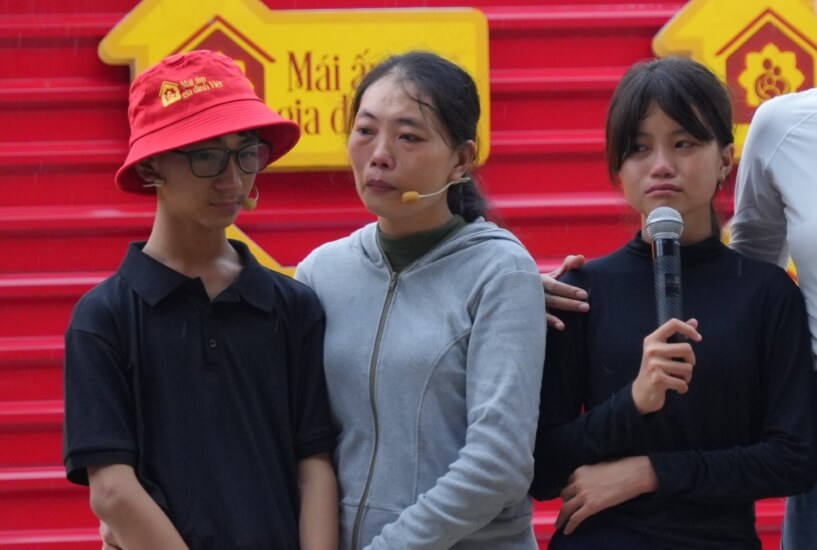 Ngọc Châu, Phan Văn Đức nghẹn ngào trước những em nhỏ mồ côi cha, làm chỗ dựa tinh thần cho mẹ