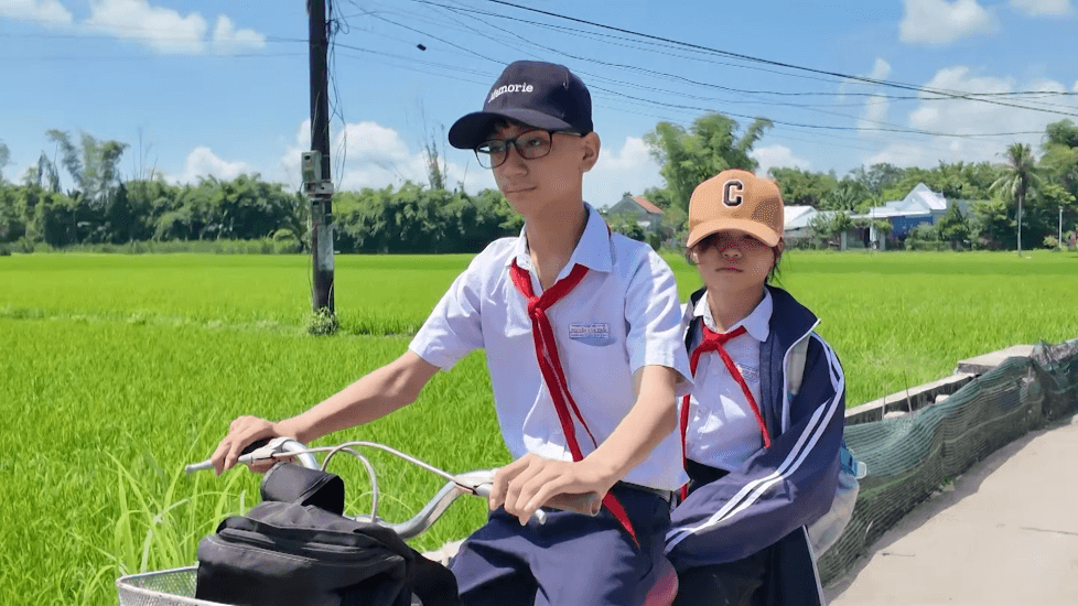 Ngọc Châu, Phan Văn Đức nghẹn ngào trước những em nhỏ mồ côi cha, làm chỗ dựa tinh thần cho mẹ