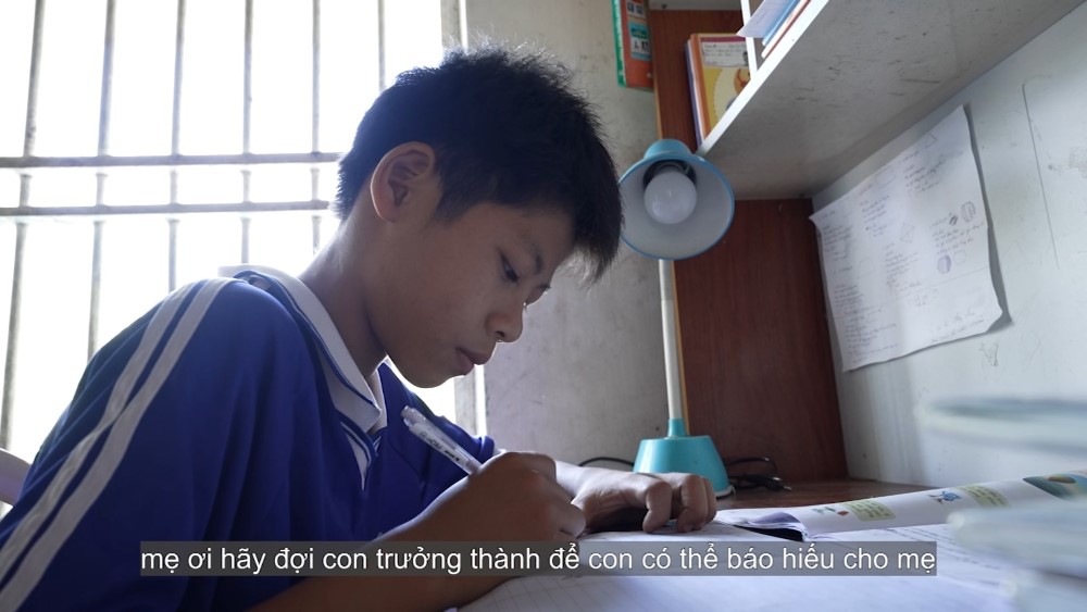 Mái ấm gia đình Việt Giọt nước mắt trong bữa tiệc sinh nhật đặc biệt của người mẹ khiếm thị