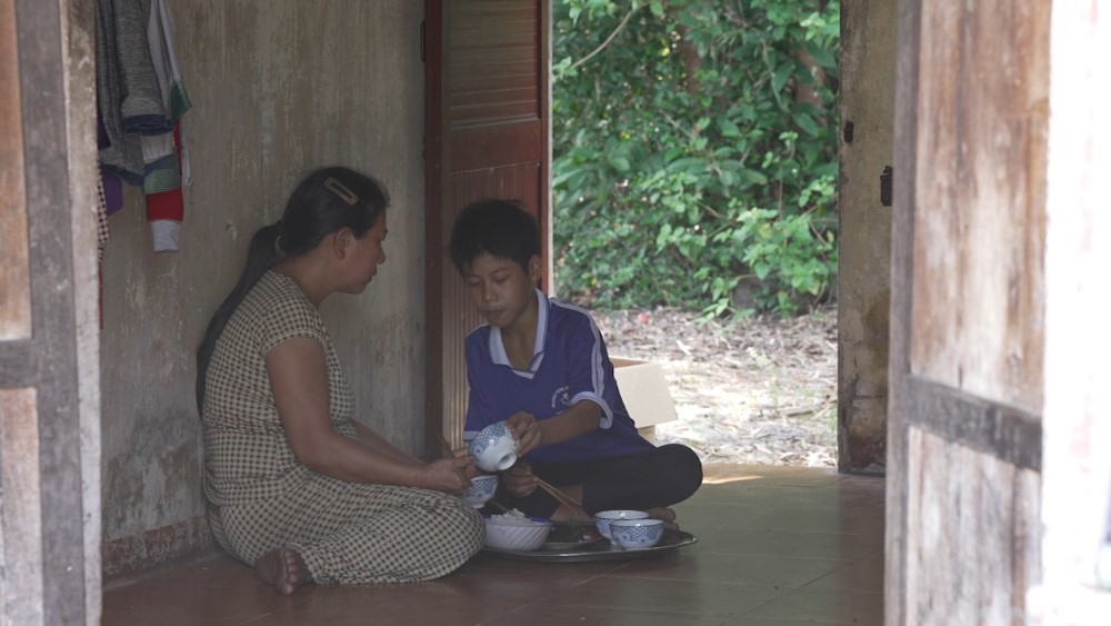 Mái ấm gia đình Việt Giọt nước mắt trong bữa tiệc sinh nhật đặc biệt của người mẹ khiếm thị