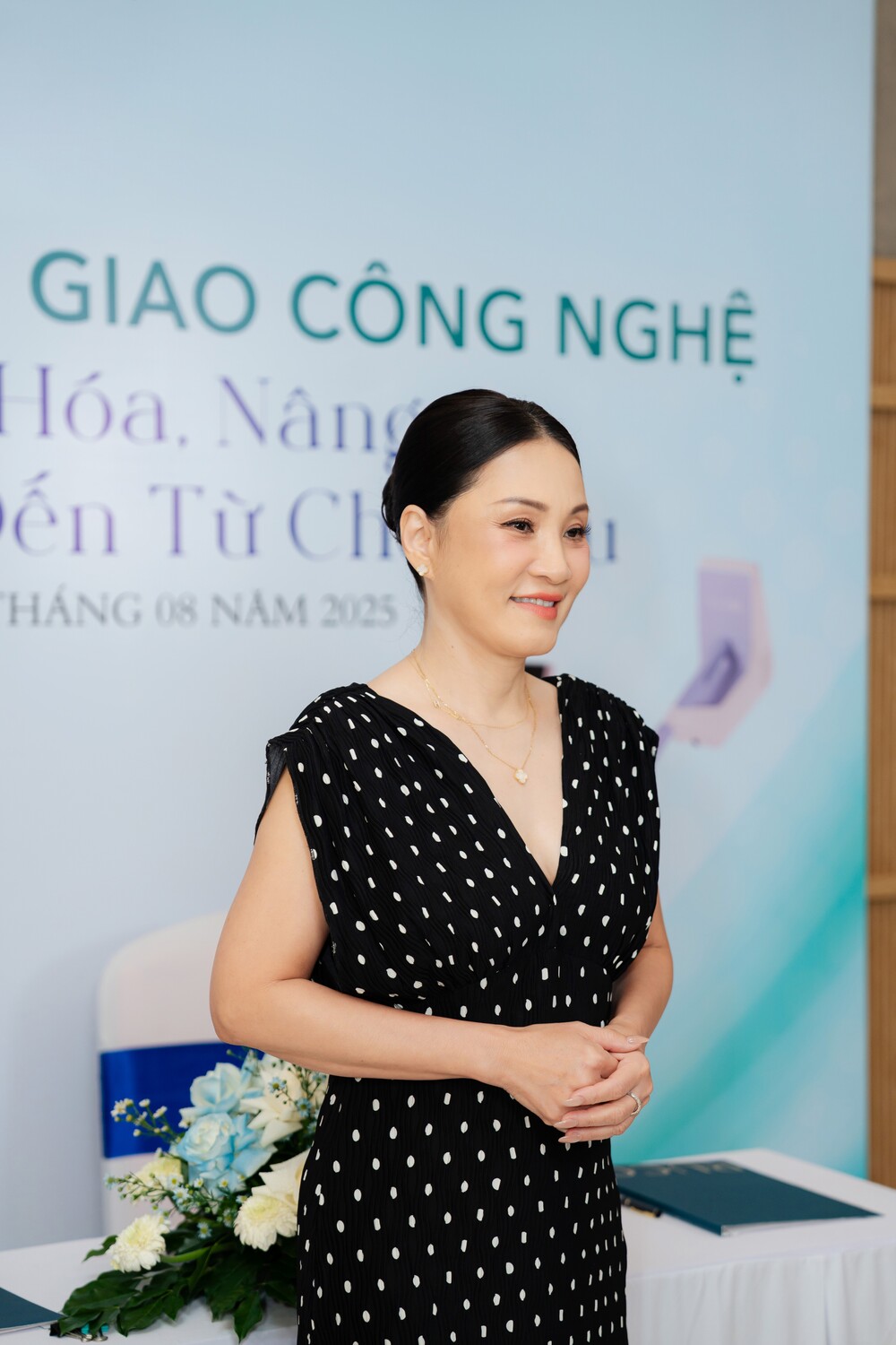 Vẻ đẹp vượt thời gian của nghệ sĩ Hồng Đào ở tuổi 63