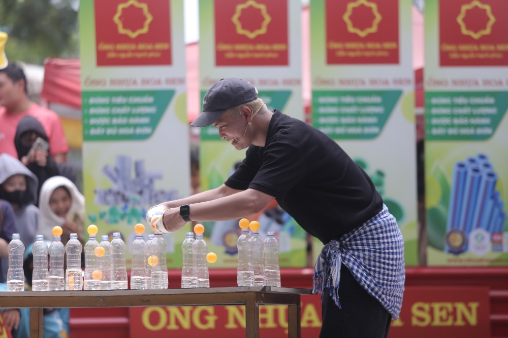 Mái ấm gia đình Việt Giọt nước mắt trong bữa tiệc sinh nhật đặc biệt của người mẹ khiếm thị