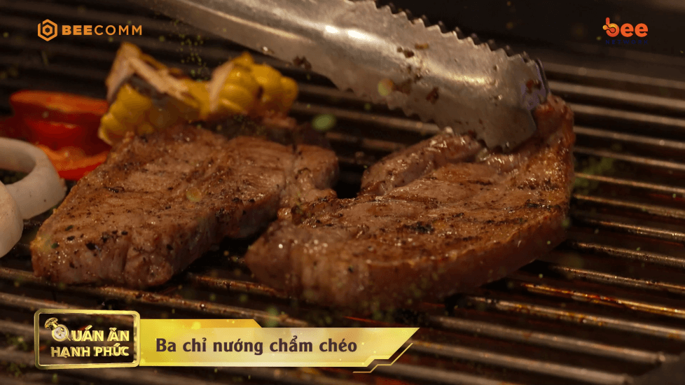 Hỷ Khí Dương Dương và Bỏng Ngô Mario thưởng thức tiệc đồ nướng tại Quán ăn hạnh phúc