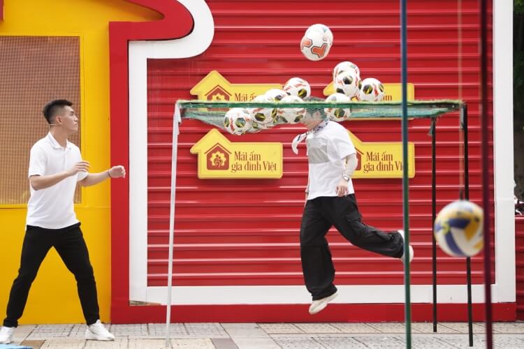 Mái ấm gia đình Việt có sự tham gia của Huỳnh Lập, Tiến Linh trao hơn nửa tỷ đồng cho các em nhỏ có hoàn cảnh khó khăn