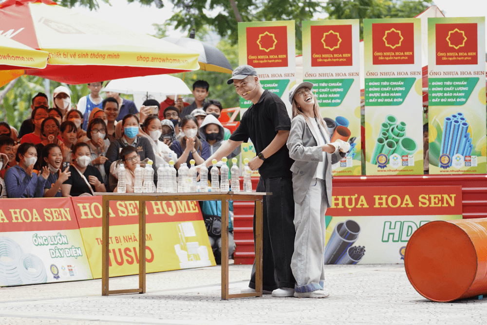 Mái ấm gia đình Việt Giọt nước mắt trong bữa tiệc sinh nhật đặc biệt của người mẹ khiếm thị