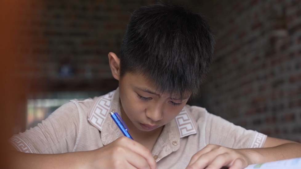 Đại Nghĩa, Ngô Lan Hương và Nguyễn Thái Học lặng người trước những bất hạnh của cậu bé mồ côi