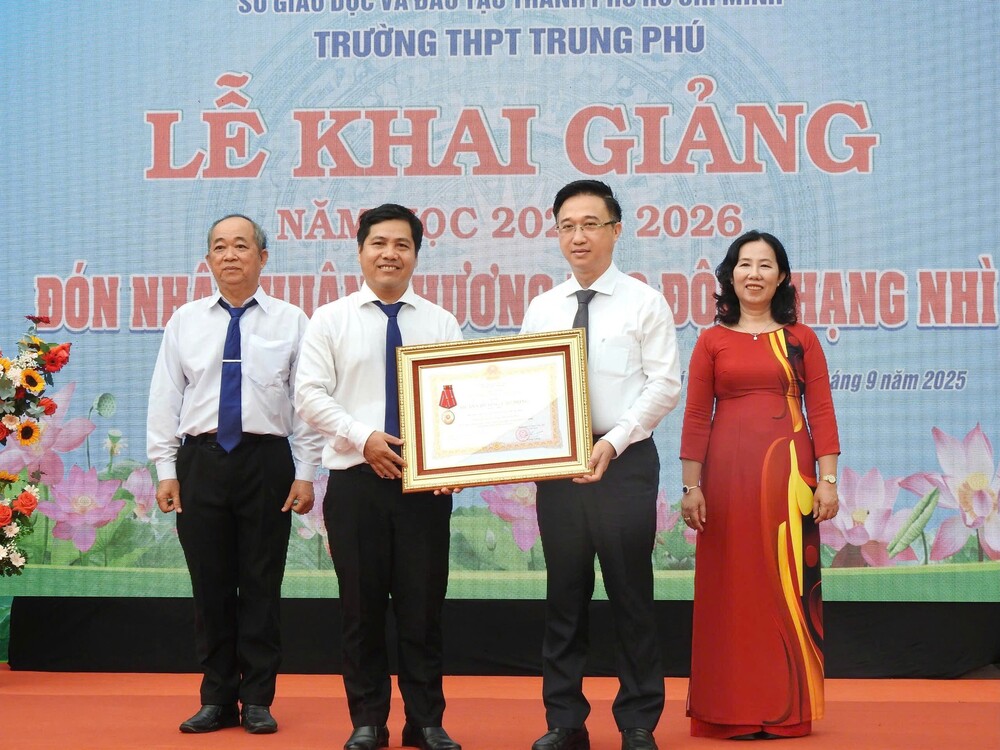 Lần đầu tiên tất cả các trường cùng lúc hát Quốc ca khai giảng năm học mới
