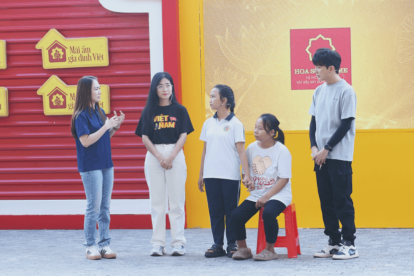 Thanh Thảo và Hà Myo bật khóc trước cô bé mồ côi, sống một mình trong ngôi nhà cũ do ông ngoại để lại