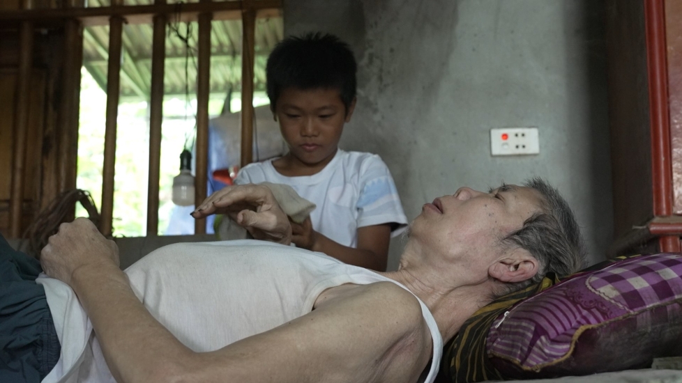 Đại Nghĩa, Ngô Lan Hương và Nguyễn Thái Học lặng người trước những bất hạnh của cậu bé mồ côi