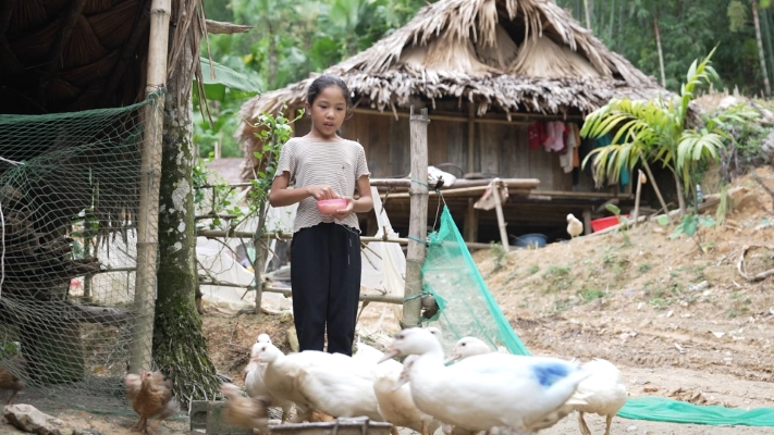 Đại Nghĩa, Quang Hà và Đồng Ánh Quỳnh nặng lòng trước cảnh người phụ nữ khuyết tật gồng gánh nuôi 2 con sau khi chồng mất