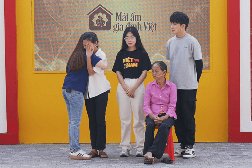 Thanh Thảo và Hà Myo bật khóc trước cô bé mồ côi, sống một mình trong ngôi nhà cũ do ông ngoại để lại