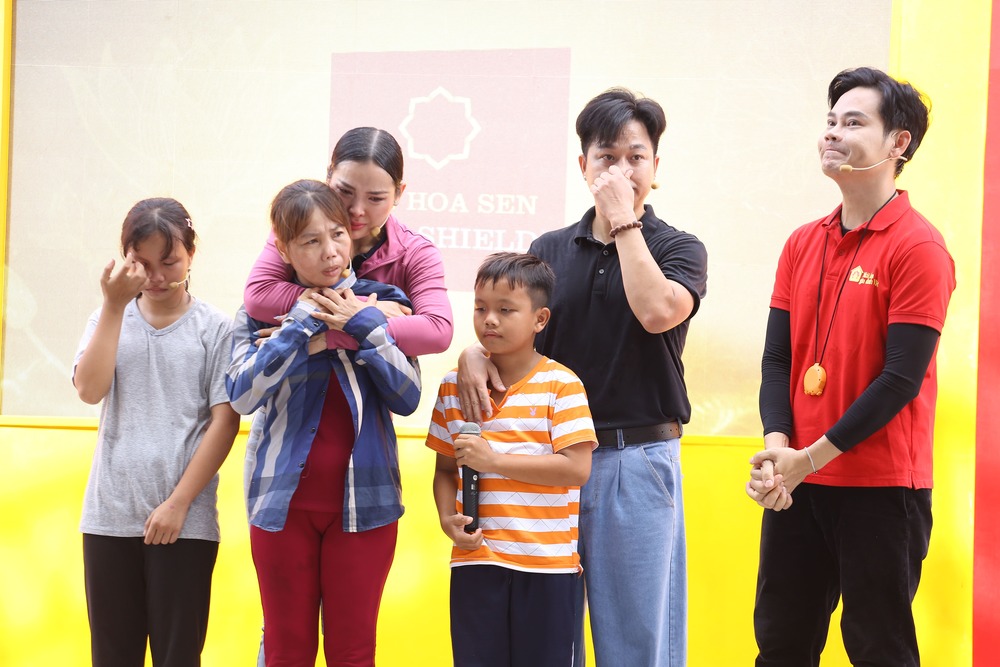 “Mái ấm gia đình Việt” ghi hình tại An Giang: Quách Tuấn Du nhớ tuổi thơ bán bánh, Phương Trinh Jolie khóc nức nở vì đồng cảm