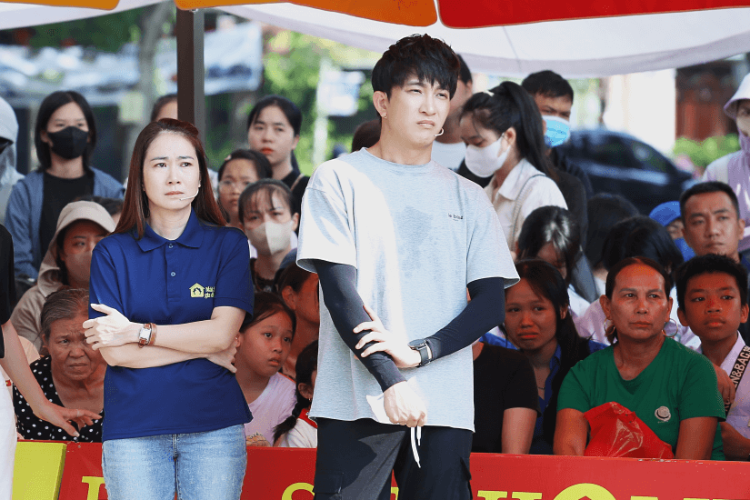 Thanh Thảo và Hà Myo bật khóc trước cô bé mồ côi, sống một mình trong ngôi nhà cũ do ông ngoại để lại